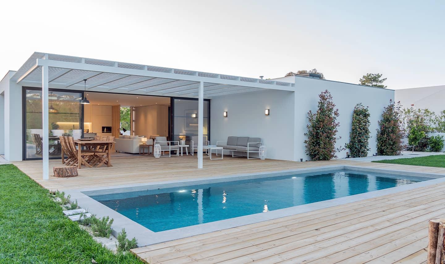 Piscine en béton et aménagement extérieur dans le Gard par Cabinet EH